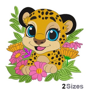 Op de afbeelding: Een schattige cartoon-cheetah met grote blauwe ogen en een roze tong wordt omringd door groene bladeren en kleurrijke bloemen. De cheetah draagt ​​een geel en zwart gevlekt patroon.