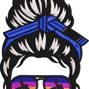 Może przedstawiać: Haftowany wzór głowy kobiety z czarnymi włosami, białymi refleksami i niebieską opaską. Okulary przeciwsłoneczne odbijają kolorową scenę zachodu słońca z sylwetką osoby.