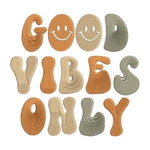 Może przedstawiać: Haftowany wzór z tekstem "Good Vibes Only" w stylu retro. Litery są w różnych odcieniach brązu i beżu, z uśmiechniętymi buźkami w słowie "Good".