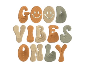 Può includere: Design ricamato con il testo "Good Vibes Only" in stile retrò. Le lettere sono in varie tonalità di marrone e beige, con faccine sorridenti nella parola "Good".