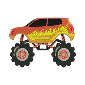 Puede incluir: Un camión monstruo rojo con grandes neumáticos negros y llamas amarillas pintadas en el lateral.