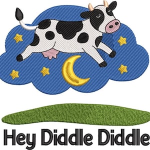 Puede incluir: Diseño bordado con una vaca en blanco y negro saltando sobre una nube azul con estrellas doradas y una luna creciente. Debajo, hierba verde y el texto "Hey Diddle Diddle".