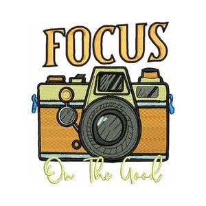 Op de afbeelding: Een vintage-stijl camera met een geel en bruin lichaam en een zwarte lens. De tekst "FOCUS ON THE GOOD" is in geel onder de camera geschreven.