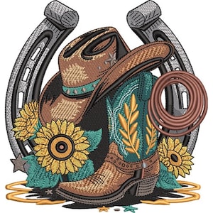 Puede incluir: Diseño bordado con un sombrero de vaquero, una bota de vaquero turquesa y marrón, y una cuerda enrollada, sobre un fondo de herradura y girasoles. El diseño es en tonos marrones, turquesas, amarillos y grises.
