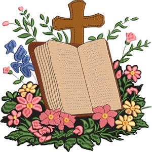 Pode incluir: Um desenho bordado com um livro aberto, uma cruz e flores coloridas. O livro está aberto, com páginas detalhadas, e uma cruz castanha está posicionada acima. Flores rosa, amarelas e azuis rodeiam o livro.