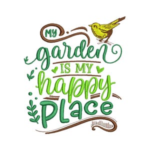 Könnte beinhalten: Grüne und braune Stickerei mit dem Text "My garden is my happy place" und einem gelben Vogel.