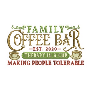 Könnte beinhalten: Ein braunes und grünes Schild mit dem Text "Family Coffee Bar - Est. 2020 - Therapy in a Cup Making People Tolerable". Das Schild hat zwei Kaffeetassen mit Dampf, der aus ihnen aufsteigt.