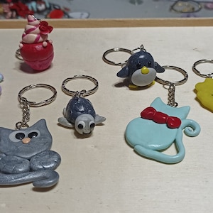 Handgjorda nyckelringar gjorda av fimo-lera