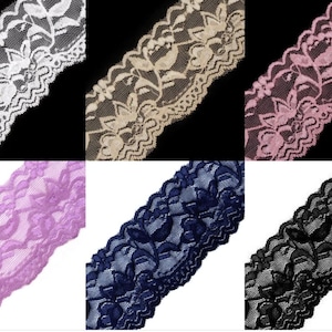 Op de afbeelding: Een collectie van zes stroken kanten band met bloemmotief in wit, beige, roze, lavendel, marineblauw en zwart. Elke strook is voorzien van een geschulpte rand en een herhalend botanisch ontwerp geweven in de transparante netstof.