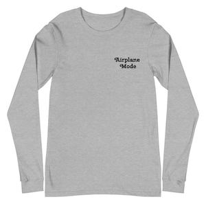 以下が含まれることがあります： グレーのロングスリーブTシャツで、前面に黒色の「Airplane Mode」の文字がプリントされています。