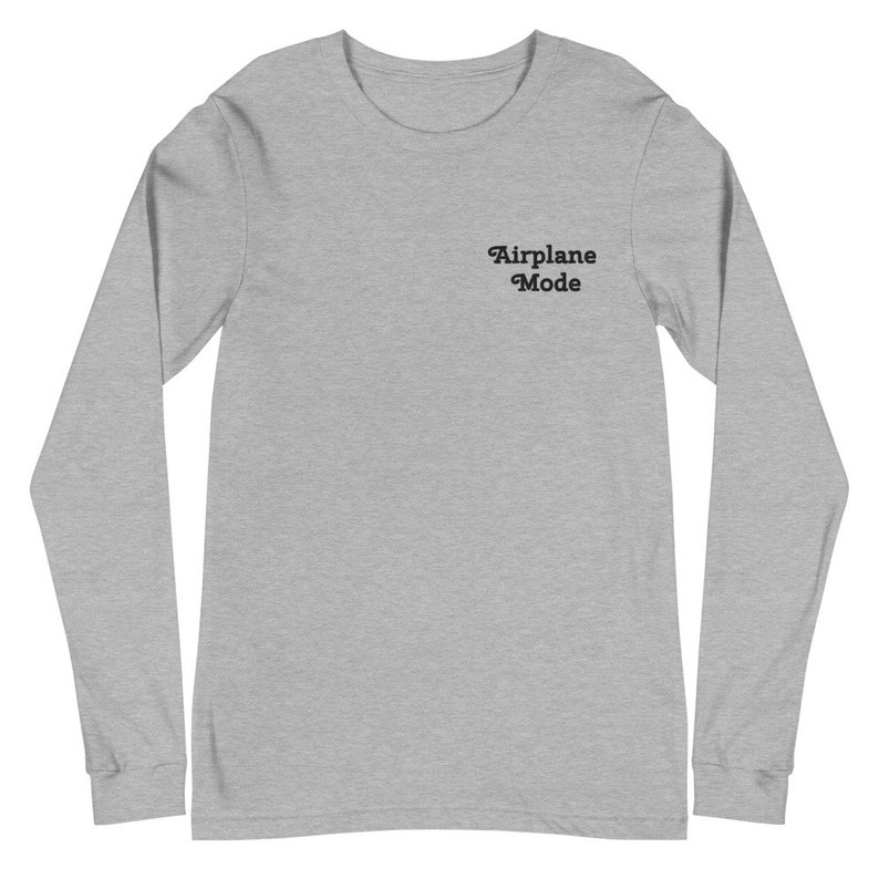 以下が含まれることがあります： グレーのロングスリーブTシャツで、前面に黒色の「Airplane Mode」の文字がプリントされています。