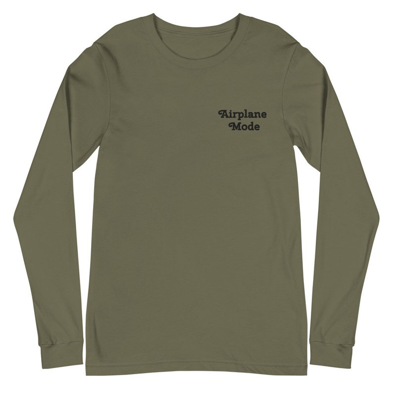 以下が含まれることがあります： 前面に黒で「Airplane Mode」とプリントされた、長袖のアーミーグリーンのTシャツです。