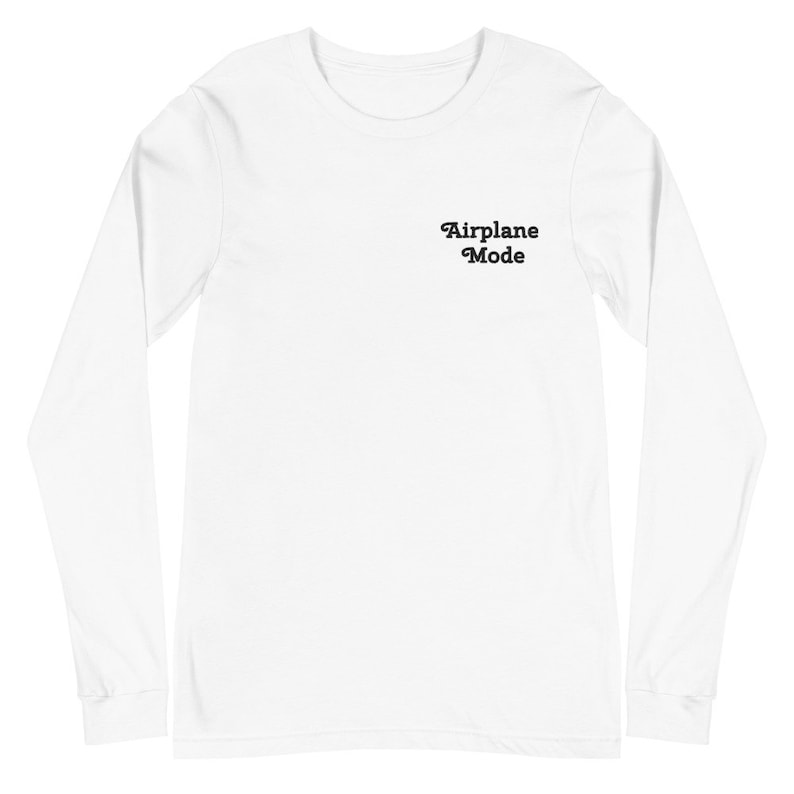 以下が含まれることがあります： 白地に黒で「Airplane Mode」とプリントされた長袖Tシャツ
