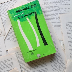 Könnte beinhalten: Ein Vintage-Taschenbuch der Novelle "Howard's End" von E.M. Forster. Der Umschlag ist grün mit einer Schwarzweißillustration von zwei Bäumen. Das Buch ist ein Vintage-Buch und hat einen Preisschild von 1,95 $.