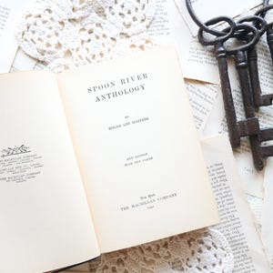 Książka poezji z 1941 roku - Antologia Spoon River autorstwa Edgara Lee Mastersa