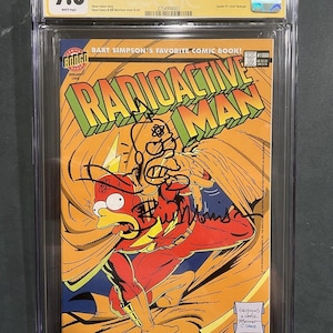 以下が含まれることがあります： 放射性マン＃1000、バート・シンプソンズ・フェイバリット・コミックブック！の表紙が掲載された、評価されたコミックブック。表紙には、黄色、赤、青の放射性マンのイラストが描かれており、黄色いマントと赤いスーツを着たスーパーヒーローです。コミックは、アーティストのビル・モリソンによって署名されています。