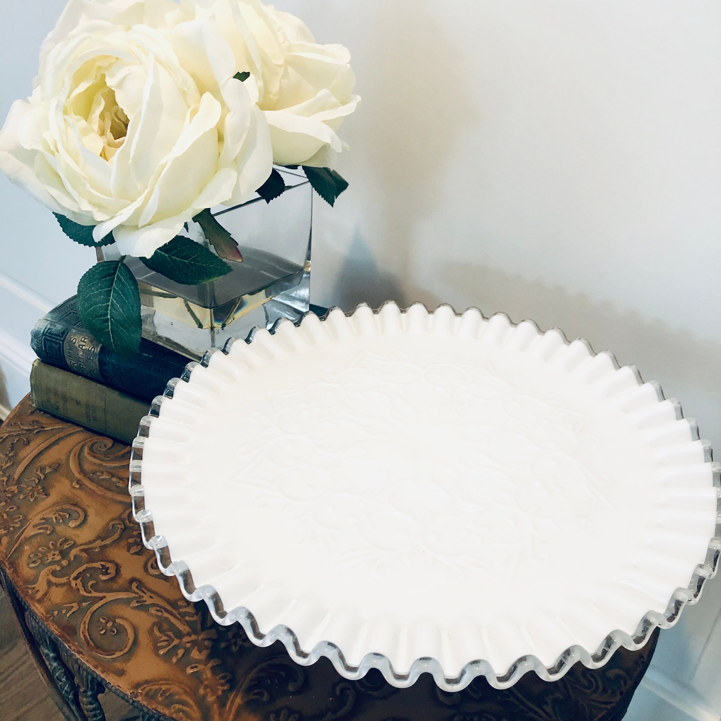 フェントンFenton シルバークレスト　スパニッシュレースケーキスタンド Vintage Fenton Spanish Lace Milk Glass Cake Stand Ruffled