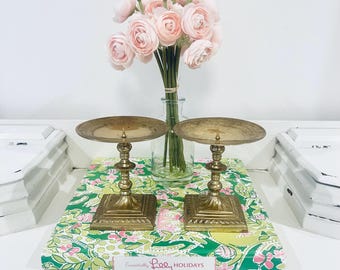 Par de portavelas de latón estilo vintage con forma de pilar, pátina, estilo bohemio, cuadrados y ornamentados.