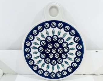Tabla de cortar redonda de cerámica polaca Bolesławiec vintage con diseño de pavo real, salvamanteles y placa calefactora.