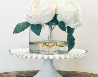 Alzata per torta vintage Fenton in pizzo spagnolo, vetro lattimo, bordo arricciato, piedistallo con stemma argentato