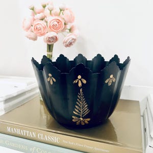 Vintage Chinoiserie Toleware Hand Painted Black Gold Metal Cachepot Planter Scalloped