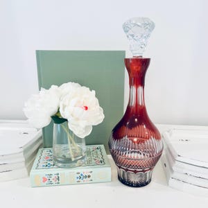 Vintage Boho Rubinröd Slipad till Klar Blykristallglas Vinkaraff med Propp