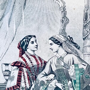 K&ouml;nnte beinhalten: Zwei Frauen in Kleidern aus dem 19. Jahrhundert, eine tr&auml;gt einen rot-schwarzen karierten Schal und die andere einen gr&uuml;n-schwarzen karierten Schal. Beide Frauen schauen sich an.