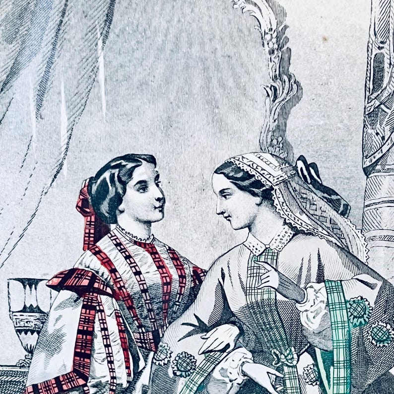 K&ouml;nnte beinhalten: Zwei Frauen in Kleidern aus dem 19. Jahrhundert, eine tr&auml;gt einen rot-schwarzen karierten Schal und die andere einen gr&uuml;n-schwarzen karierten Schal. Beide Frauen schauen sich an.