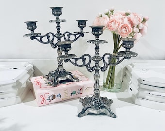 Vintage viktoriansk kandelaber med 3 armar, silverfärgade metallutsmyckade sniderier, set om 2