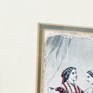 K&ouml;nnte beinhalten: Eine Vintage-Rahmenillustration von zwei Frauen in Kleidung aus dem 19. Jahrhundert. Die Frauen sitzen und scheinen sich zu unterhalten. Die Illustration ist in Schwarzwei&szlig; mit roten Akzenten.