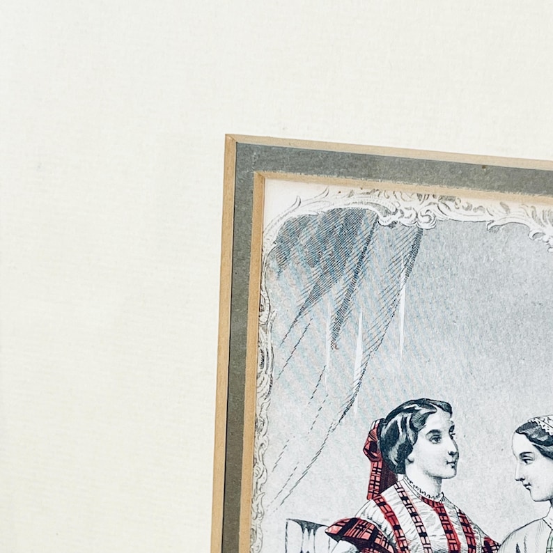 K&ouml;nnte beinhalten: Eine Vintage-Rahmenillustration von zwei Frauen in Kleidung aus dem 19. Jahrhundert. Die Frauen sitzen und scheinen sich zu unterhalten. Die Illustration ist in Schwarzwei&szlig; mit roten Akzenten.