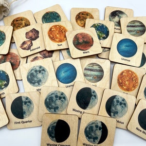 Jeu de mémoire des phases de la lune du système solaire de l'espace en bois Montessori / Activité de cartes mémoire Planètes bilingue français