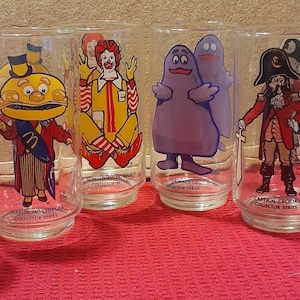 Vintage 1976 McDonald&#39;s Collectible Box and 6 Character Drinking Glasses