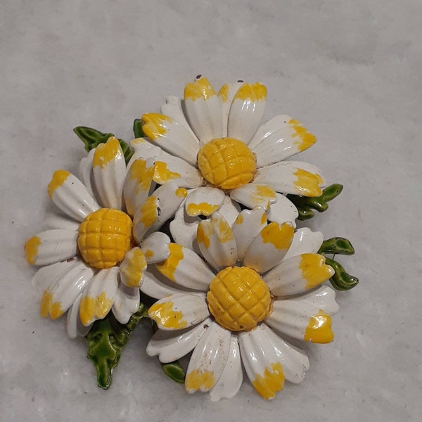 Vintage Retro Mod Flower Bunch 3 Daisy Daisies Enamel Metal Pin Brooch 2”