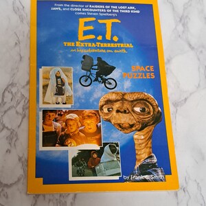 1982 E.T. the Extra-Terrestrial in his adventure on earth Space puzzles/word games Book
