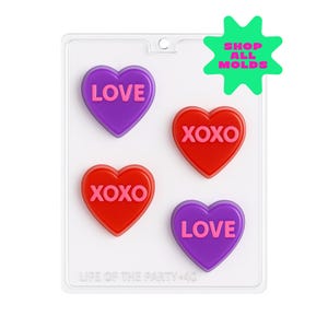 Könnte beinhalten: Eine transparente Kunststoffform mit vier herzförmigen Süßigkeiten. Zwei lila Herzen lesen "LOVE" und zwei rote Herzen lesen "XOXO". Eine grüne Sternburst-Grafik lautet "SHOP ALL MOLDS". Der Text "LIFE OF THE PARTY 40" befindet sich unten.