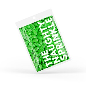 Puede incluir: Una bolsa de pl&aacute;stico transparente llena de chispas verdes. La bolsa tiene las palabras "The Naughty Sprinkle" en blanco, texto vertical. La bolsa tambi&eacute;n tiene el texto "Rude Contents Inside" y "Where Misbehaving is Sweet."