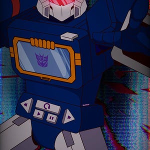 Puede incluir: Ilustración digital del personaje Soundwave de Transformers en una pose dinámica. El robot es principalmente azul con detalles en naranja y blanco. Se muestra el símbolo de los Decepticons y la palabra "SOUNDWAVE" en la parte inferior.