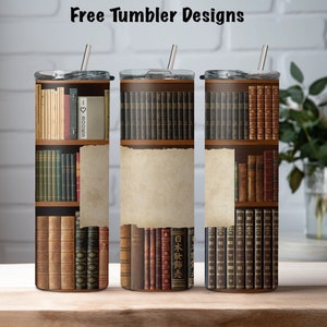 Könnte beinhalten: Drei Edelstahlbecher mit einem umlaufenden Design mit einem Bücherregal-Motiv. Das Design umfasst verschiedene antike Bücher auf Regalen, mit einem leeren Pergamentbereich. Der Text "Free Tumbler Designs" steht oben.