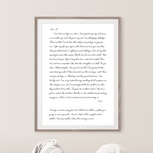 Puede incluir: Una carta de estilo vintage escrita en letra cursiva sobre un fondo blanco. La carta est&aacute; enmarcada en un marco marr&oacute;n claro. La carta dice: "No puedo seguir en silencio. Debo hablarte por todos los medios que est&eacute;n a mi alcance. Atraviesas mi alma. Estoy a mitad de agon&iacute;a, a mitad de esperanza. No me digas que llego tarde, que esas ofrendas tan preciosas son un juego para ti. Me ofrezco a ti de nuevo con un coraz&oacute;n dos veces m&aacute;s tuyo que cuando casi lo rompiste, hace ocho a&ntilde;os y medio. (No te atrevas a decir que el hombre olvida m&aacute;s r&aacute;pido que la mujer, que su amor tiene una muerte m&aacute;s temprana. No he amado a nadie m&aacute;s que a ti. Injusto he sido quiz&aacute;s, arrogante y resentido he sido, pero nunca inconstante. La soledad me ha llevado a (Ambos. Por ti solo pienso y planeo. &iquest;No lo has ganado? &iquest;Puedes no entender mis deseos? Si no hubiera esperado estos diez d&iacute;as, &iquest;habr&iacute;a podido leer tus sentimientos, como creo que t&uacute; esperas haber penetrado los m&iacute;os? Apenas puedo escribir. Estoy muy ansioso por llevar algo que me d&eacute; poder. Bajas la voz, pero puedo distinguir los tonos de esa voz cuando se perder&iacute;an para los dem&aacute;s. &iexcl;Demasiado bueno, demasiado excelentes creadores! Lo haces por pasi&oacute;n, de hecho. Crees que hay verdadero apego y constancia entre los hombres. (Cree que es lo m&aacute;s ferviente, lo m&aacute;s inquebrantable, en FN Debo irme, inseguro de mi destino: pero volver&eacute; aqu&iacute;, o seguir&eacute; a tu grupo, tan pronto como sea posible. Una palabra, una mirada, ser&aacute; suficiente para decidir si entro en la casa de tu padre esta noche o nunca."