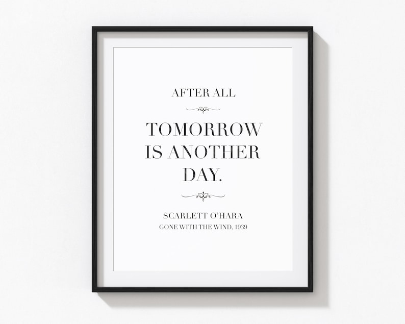 Op de afbeelding: Zwart-witte printbare quote met de tekst "Uiteindelijk is morgen een nieuwe dag." toegeschreven aan Scarlett O'Hara uit Gone With The Wind, 1939.