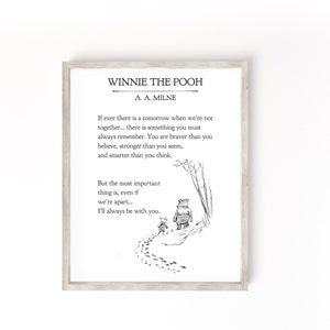 K&ouml;nnte beinhalten: Eine Schwarzwei&szlig;illustration von Winnie Puuh und Ferkel, die durch den Wald gehen. Das Zitat lautet: "Wenn es jemals ein Morgen gibt, an dem wir nicht zusammen sind... dann gibt es etwas, das du immer im Ged&auml;chtnis behalten solltest. Du bist mutiger, als du glaubst, st&auml;rker, als du scheinst, und kl&uuml;ger, als du denkst. Aber das Wichtigste ist, selbst wenn wir getrennt sind... ich werde immer bei dir sein."