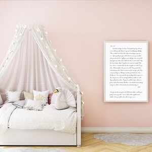 Puede incluir: Una cama con dosel blanco con un juguete de peluche de cisne blanco y una impresi&oacute;n enmarcada con una cita sobre el amor y la amabilidad. La habitaci&oacute;n est&aacute; pintada de un color rosa suave.