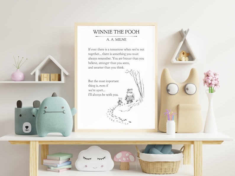 K&ouml;nnte beinhalten: Schwarz-wei&szlig;-Illustration von Winnie Puuh und Ferkel, die durch den Wald gehen. Das Zitat lautet: "Wenn es jemals ein Morgen gibt, an dem wir nicht zusammen sind... dann gibt es etwas, das du dir immer merken musst. Du bist mutiger, als du glaubst, st&auml;rker, als du scheinst, und kl&uuml;ger, als du denkst. Aber das Wichtigste ist, selbst wenn wir getrennt sind... ich bin immer bei dir."