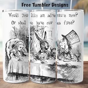 Peut inclure: Trois gobelets blancs avec des illustrations en noir et blanc d'Alice au pays des merveilles. Le texte sur les gobelets est "Would you like an adventure now? Or shall we have our tea first?"