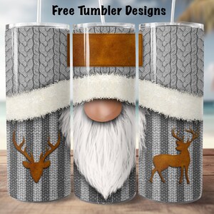 Może przedstawiać: Trzy kubki ze stali nierdzewnej z motywem zimowego gnoma. Kubki mają szary wzór dzianiny z białym futerkowym wykończeniem. Jeden kubek przedstawia gnoma z brązowym kapeluszem i białą brodą. Inny kubek przedstawia renifera z brązowymi rogami. Trzeci kubek przedstawia renifera z brązowymi rogami.