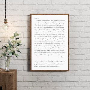 Puede incluir: Una impresi&oacute;n enmarcada con una carta manuscrita en tinta negra sobre papel blanco. La carta es un mensaje personal con un tono sincero. El marco es de madera marr&oacute;n con un passe-partout blanco.