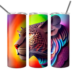 Puede incluir: Tres vasos de acero inoxidable con diseños abstractos coloridos que representan a un jaguar. Los vasos tienen tapas y pajitas.
