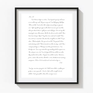 Puede incluir: Una carta enmarcada en blanco y negro con un mensaje escrito a mano en letra cursiva. La carta est&aacute; dirigida a "Miss M" y habla sobre los sentimientos y pensamientos del escritor sobre el destinatario. La carta est&aacute; fechada con "TW" en la parte inferior.