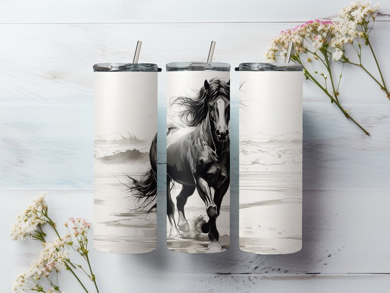 Pode incluir: Tr&ecirc;s copos de a&ccedil;o inoxid&aacute;vel com uma ilustra&ccedil;&atilde;o em preto e branco de um cavalo correndo na praia. Os copos t&ecirc;m tampas e canudos.